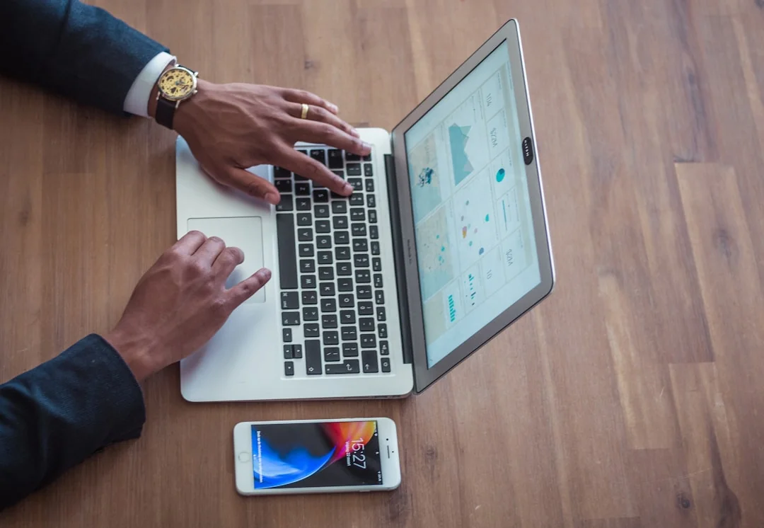 Un homme examine des stratégies de contenu marketing à l’aide de notes adhésives sur un tableau blanc.